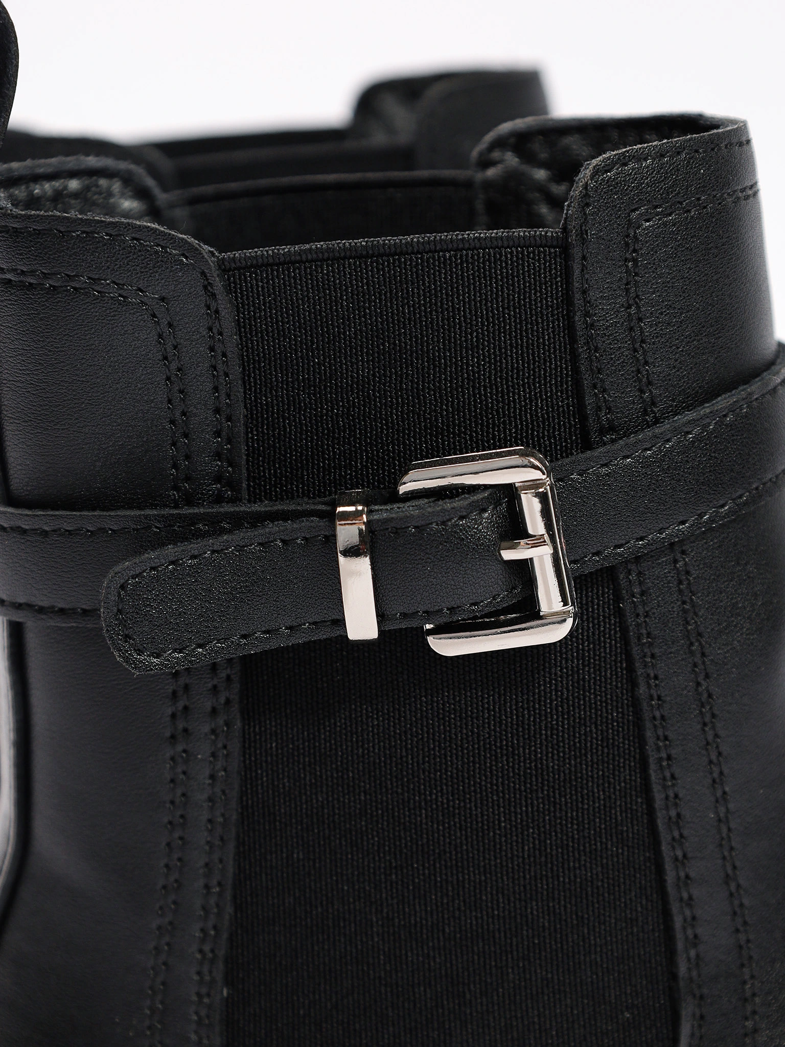 Ботинки-челси черного цвета с декоративным ремешком из натуральной кожи